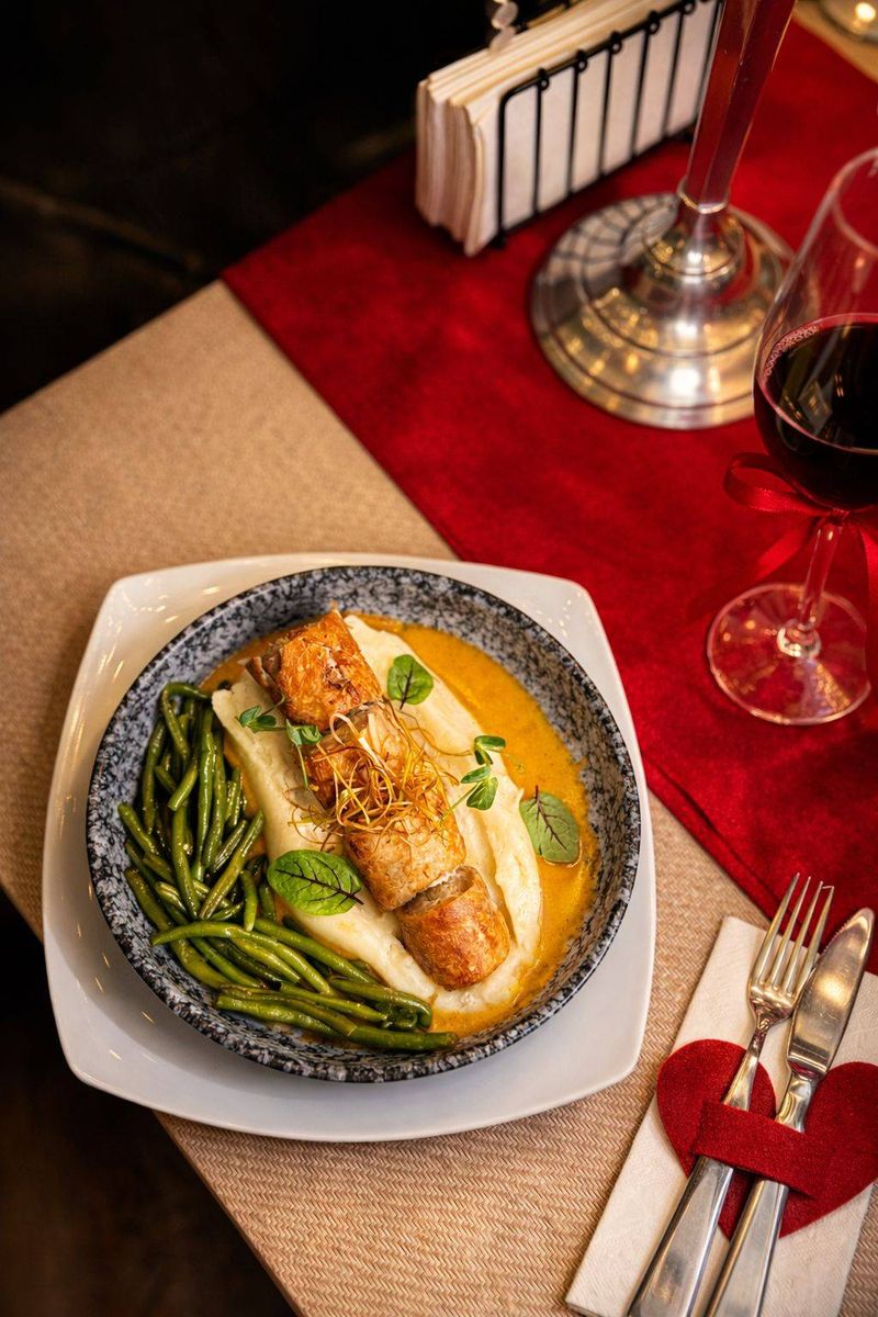 Duo Enchante-Ruladă Fragedă de Pui și Porc, Umplută cu Cremă de Brânză, Sos Catifelat de Ardei Copt, Piure Fin și Fasole Verde Trasă la Tigaie